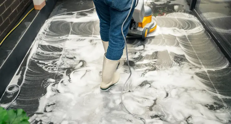 Como Lavar o Piso do Banheiro: Guia Completo 2024